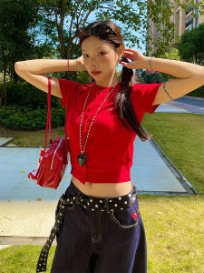 เสื้อสเวตเตอร์คอปกกลมแขนสั้นสีแดงสไตล์ย้อนยุคสไตล์อเมริกันสำหรับผู้หญิงในช่วงฤดูร้อน เสื้อคลุมเปิดไหล่ทรงสลิมฟิต เสื้อสั้น