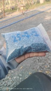 ปุ๋ยเคมี 25-7-7 1 ช้อนชาต่อน้ำ 1 ลิตร หรือใช้แบบหว่านก็ได้ 1 กำมือรอบต้น