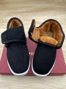 รองเท้าบู๊ตผ้าฝ้ายหนาสำหรับใส่ในบ้านในฤดูหนาวสำหรับผู้ชายและผู้หญิงวัยกลางคนและสูง สวมใส่สบาย ป้องกันการลื่น ด้านล่างทำจากยาง