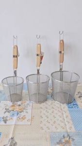 เส้นที่ลวกก๋วยเตี๋ยว ตะกร้อลวกเส้น ตะกร้อสแตนเลส กระชอนสแตนเลส ด้ามไม้สั้น ขนาดปาก 12/14/16 ซม. ตรา TK