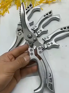 TOMM.JK✂️ กรรไกรตัดกระดูกไก่กรร ✂️ไกรทำครัวตัดอาหารของ กรรไกรอเนกประสงค์ ของใช้ในครัว กรรไกรสแตนเลส กรรไกรตัดผัก กรรไกรอาหาร ใช้ตัดเนื้อสัตว์ ปลา และผักได้