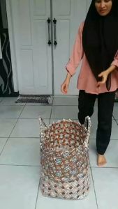 Keranjang Laundry Tempat Baju Kotor Rumah Hotel Vila Anyaman Kerajinan Pelastik Daur Ulang Kemasan Bungkus Minuman