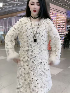 ชุดเดรสยาวแขนกุดคอตั้งสีพื้นแฟชั่นฤดูใบไม้ผลิปี 2024 ชุดเดรสยาวทรงเข้ารูปดีไซน์ใหม่พร้อมดีเทลเลื่อมขนสัตว์