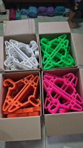 ไม้แขวนพลาสติกรุ่น 595 สีส้ม สีเขียว สีชมพู สีขาว ยกลัง 12 โหล 144 ชิ้น