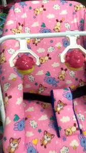 เปลโยกเด็กมีล้อมีของเล่นปรับระดับได้ พร้อมส่ง สีสวยสดใสลายเปลี่ยนตามรอบจ้าให้ลูกหลับสบาย