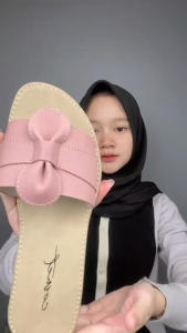 Sandal Wanita Doremi Comet Motif Floral Anti Licin Warna Pastel - Sol Karet Premium