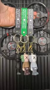 KAWS Gantungan Kunci Mobil Tas Gantungan Kunci Kartun Tiga Dimensi Boneka Ornamen