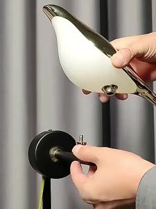 Bắc Âu Chim Vàng Đèn LED Dán Tường Art Deco Sắt Đèn Treo Tường Cho Phòng Ngủ Đầu Giường Phòng Khách Tiệm Thanh Sáng Tạo Mới Lạ Đèn
