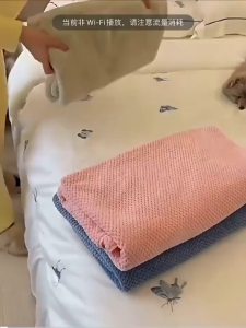 ผ้าเช็ดตัว ผ้าเซ็ดตัวขนแกะปะการัง ผ้าขนหนูผู้ใหญ่ 70x140cm เนื้อนุ่ม ซับน้ำดีขนไม่หลุด ขนาดใหญ่พิเศษ ราคาส่ง เกรดโรงแรม