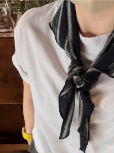 BILLI ZILLY | ผ้าพันคอสามเหลี่ยมผ้าฝ้ายลินินขอบพับสีดำและสีเทาลายทางสำหรับผู้หญิง ผ้าพันคอไหมตกแต่งคอฤดูร้อนปี 2025 แบรนด์ Billi Zilly