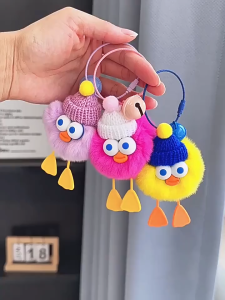 Gantungan Tas Boneka Cute Karakter Bebek Lucu Gantungan Kunci Bebek Dengan Topi Bag Charm Keychain Monster Fluffy Aksesoris Tas Hiasan Boneka Mini HHG