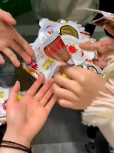 Đồ chơi súng bắn hoa giấy cầm tay pháo giấy dạng súng Confetti dùng cho bữa tiệc cuối năm sinh nhật party kỉ niệm