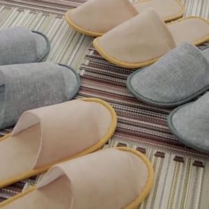 สลิปเปอร์ รองเท้าโรงแรม  รองเท้าแตะแบบใช้แล้วทิ้ง กำมะหยี สลิปเปอร์ พื้นยาง กันลื่น slipper