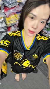 Bộ Quần Áo Bóng Đá CLB MU Sân Khách 2025/2 Đầy Đủ Llogo