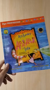 Mga Premyadong Kuwentong Pambata - Ang Lumang Aparador ni Lola Kuwento ni Genaro Cruz Guhit ni Jomike Tejido