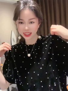 เสื้อยืดแขนสั้นผ้ากำมะหยี่ทรงหลวมสำหรับผู้หญิงในช่วงฤดูใบไม้ผลิปี 2024 เสื้อผ้าทำงานสไตล์เกาหลีสีพื้น