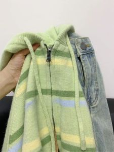 เสื้อคาร์ดิแกนถักลายทางสีบล็อกสำหรับผู้หญิง ทรงหลวมสบาย ๆ ฤดูใบไม้ผลิและฤดูใบไม้ร่วง แจ็คเก็ตถักคอตั้งสไตล์เกาหลี