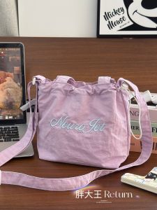 กระเป๋าผ้าใบลายใบไม้สไตล์เกาหลี INS สำหรับผู้หญิง กระเป๋าสะพายไหล่ข้างเดียว กระเป๋าสะพายข้าง กระเป๋าถือ กระเป๋าผ้าใบลายตัวอักษร กระเป๋าสำหรับเดินทาง