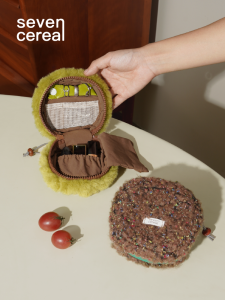 กล่องเก็บเครื่องประดับแบบพกพาขนาดเล็กแบบสองชั้น Qiguo พร้อมผ้าขนแกะสุดหรู เครื่องประดับแฟชั่นสำหรับผู้หญิง