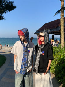 เสื้อยืดแขนสั้นลายสก็อตพร้อมหมวก ทรงหลวม ผ้าฝ้าย ระบายอากาศได้ดี ฤดูร้อน 2025 สำหรับผู้ชายและผู้หญิง