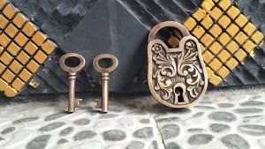 Gembok Kunci Pintu Kuningan Antik Motif Batavia 1 pcs Gembok Kuningan