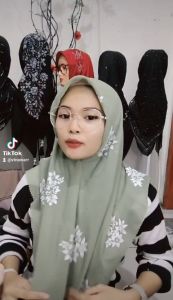 KERUDUNG SEGIEMPAT MOTIF BUNGA TASEL JILBAB MOTIF BUNGA LILY