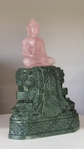 พระพุทธรูป พระแกะสลัก หินแร่ โรสควอตซ์ ควอตซ์ชมพู พร้อมฐาน พระแก้ว แกะสลัก หินเขียวอินเดีย ปางสมาธิ องค์พระ 3.2 นิ้ว ฐานกว้าง 7.5 นิ้ว ความสูง 10 นิ้ว น้ำหนัก 4.3 กก เสริมสมาธิ สติ ปัญญา