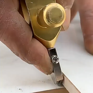 การตัด และเปิดในเครื่องเดียว เครื่องตัดกระเบื้อง2in1 เครื่องตัดกระจกชิ้นเดียวเครื่องมือมัลติฟังก์ชั่นแบบพกพาเครื่องตัดกระจก เครื่องตัดกระจก และที่เปิดกระจกรวมอยู่ในเครื่องเดียว เครื่องมือตัดกระเบื้องแบบบูรณาการ เหมาะสำหรับตัดกระเบื้อง/กระจก/แก้ว