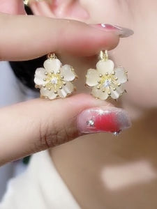 Elegant Double-Sided Flower Cats Eye Stone Earrings: A High-End Women's Accessory