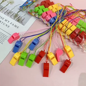 นกหวีดพลาสติก (1ชิ้น) - แบบพกพา สีสันสดใส พร้อมเชือกเส้นเล็ก เหมาะกับปาร์ตี้กลางแจ้ง/ของเล่นเด็ก BS30