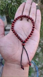 Gelang Akar Bahar Tali Arus Warna Merah Dim 6 mm Model Serut