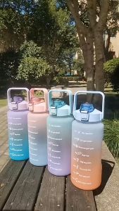 พร้อมส่ง ขวดน้ำ มีมอก. 2 ลิตร บอกเวลา ขวดน้ำขนาดใหญ่ พร้อมหลอด ขวดน้ำสีาสเทล กระบอกน้ำดื่ม แบบพกพา  มีมาตรบอกระดับน้ำ แก้วชงโปรตีน พลาสติกหนา