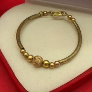 กำไลหลอดงานดิบทองเหลืองคั่นตุ้มจิกตัดลาย ตะขอตัวเอ็น เส้นผ่านศูนย์กลาง 4.8 ซม.ทองเหลืองโบราณ ใส่ได้ทุกโอกาส