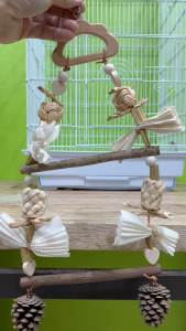 ชิงช้าไม้ของเล่นนกแก้ว ตกแต่งเชือกฟาง ไม้สน พวงสนธรรมชาติ สำหรับเลิฟเบิร์ด นกแก้วขนาดเล็ก 42x18 CM