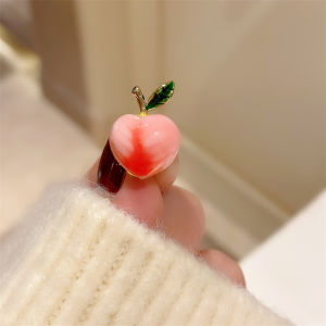 Initial Chapter ฤดูกาลใหม่ Peach Blossom เข็มกลัดสําหรับผู้หญิงบุคลิกภาพแฟชั่น Neckpin Anti-Light Jacket อุปกรณ์เสริม