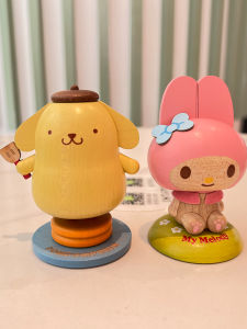 เครื่องประดับไม้หลากหน้าที่สไตล์การ์ตูนของไต้หวันสําหรับโต๊ะทํางานและรถยนต์ ของขวัญวันเกิดหรือคริสต์มาสที่สมบูรณ์แบบ