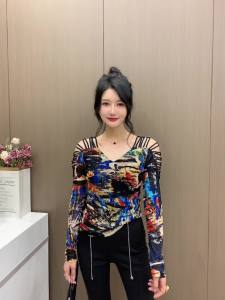 AMMIN 2024 Autumn New French V-neck fashion cutout with diamond design long sleeve T-shirt Korean version r color ink graffiti print elegant blouse