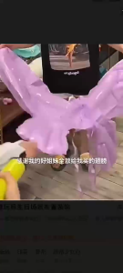 ของเล่นบอลลูนที่เป่าลมได้ ทรงปีกผีเสื้อ รูปแบบบอลลูนที่สวมใส่ได้นี้ เหมาะสำหรับใช้เป็นอุปกรณ์ประกอบการแสดงสำหรับเด็ก และเป็นอุปกรณ์ถ่ายภาพ