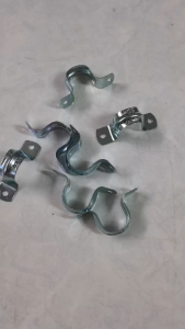 แคล้มจับท่อบาง 2 ขา ขนาด 1/2 3/4 1 (EMT Conduit Strap 2 hole ) แพ็คละ 50 ตัว