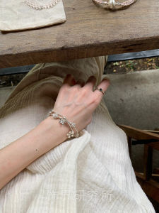 Vòng Tay Hoa Đôi Thủ Công Cổ Điển Thiết Kế Đơn Giản Thanh Lịch Đi Làm Mới 2025 Trang Sức Tay Ngọt Ngào Tươi Mới Có Sẵn