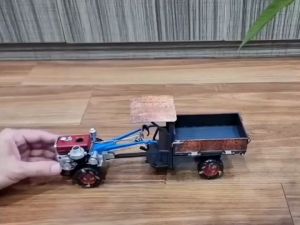 Mô Hình Xe Công Nông Đồ Chơi. Phiên Bản Phun Được Khói Có Đèn. Tiếng Máy Nổ Y Như Thật. Pin Sạc. Chất Liệu Hợp Kim Nhôm