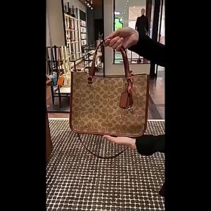 COACH Official store original authentic for Women PVC Square Handbags c3889 Equipped with a deconstructable cross strap size: 28cm (length) x 23cm (height) x 12cm (width)