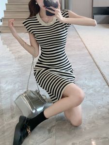 ชุดเดรสสั้นผ้าถักลายทางสีสันสดใสสำหรับผู้หญิงในช่วงฤดูร้อน กระโปรงทรงเอเอวสูง แขนสั้น ทรงเข้ารูป เดรสยาวสั้น