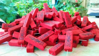 รูปจากผู้ขายบน Lazada: ธูปท้าวเวสสุวรรณสีแดง 100 แท่ง ปลุกเสกเรียบร้อย เลข 3 หลัก ตั้งราคา ฿59 ขายแล้ว 643 ชิ้น