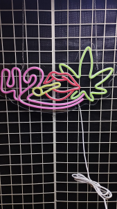 42ใบกั-ญชา ขนาด 43 X 24 X 2cm ป้ายไฟนีออน หน้าร้าน ป้ายไฟตัวอักษร ตกแต่งหน้าร้าน สร้างความโดดเด่นให้ร้านคุณ