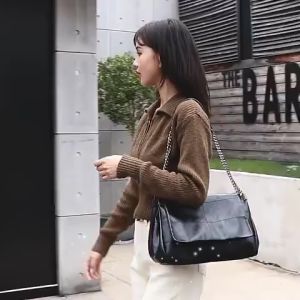IELGY  Tas Wanita Berkapasitas Besar Tas Selempang Messenger Rantai Merah Jaring Mode Baru Serba Cocok