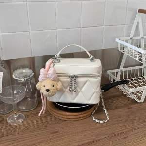 [ 𝐅𝐔𝐋𝐋𝐁𝐎𝐗 QUÀ TẶNG 🎀 ] Túi Cầm Tay Đeo Chéo Chần Bông Charm Gấu Nơ Hồng CEEKAY Chính Hãng Style Tiểu Thư Hàn Quốc