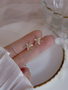 ต่างหูดอกไม้หกแฉกสุดหวานและประณีตสำหรับผู้หญิง เครื่องประดับแฟชั่นขนาดเล็ก ดีไซน์ไฮเอนด์ เครื่องประดับหูสุดเก๋