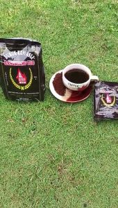 kopi bubuk asli ranah minang sumatra barat dengan rasa dan aroma yang harum tanpa ampas berkualitas no 1dengan biji kopi pilihan dan di buat oleh ahli yang trampil hingga kopi ini memiliki bnyak peminat 100%halal dan nikmat