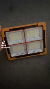 Đèn pha liền thể năng lượng mặt trời nhiều ánh màu kết hợp sạc điện thoại